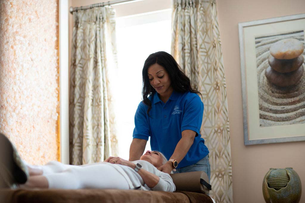 A Vista Springs Contributor giving a spa treatment